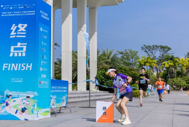 _点燃运动热情！粤港澳近千名选手在东莞滨海湾展开定向角逐_点燃运动热情！粤港澳近千名选手在东莞滨海湾展开定向角逐