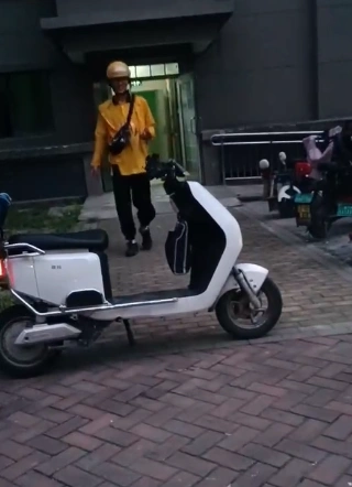 男子穿尿不湿送外卖赚医疗费_外卖小哥医院送餐_外卖送医院
