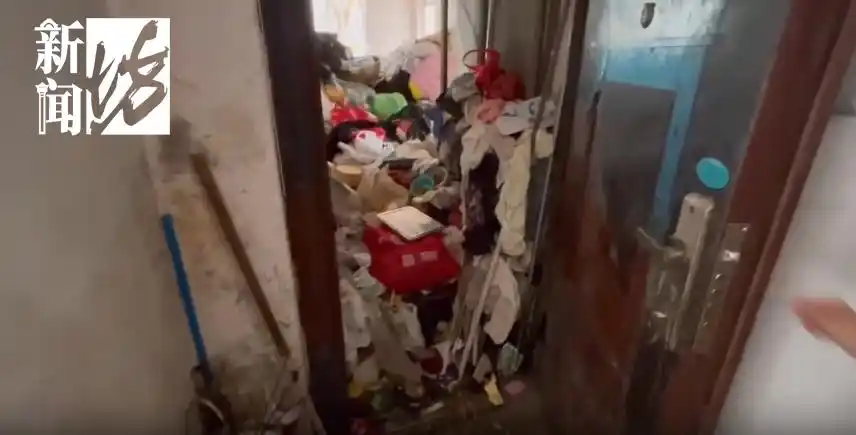 居民捡垃圾放屋里谁来管_小区捡垃圾老人_房门被巨量垃圾堵住 社区：老人捡的
