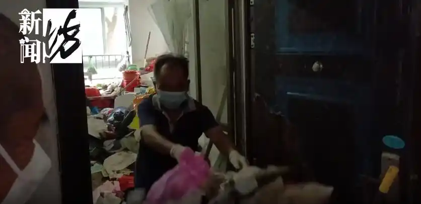 居民捡垃圾放屋里谁来管_小区捡垃圾老人_房门被巨量垃圾堵住 社区：老人捡的