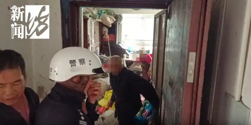 居民捡垃圾放屋里谁来管_房门被巨量垃圾堵住 社区：老人捡的_小区捡垃圾老人