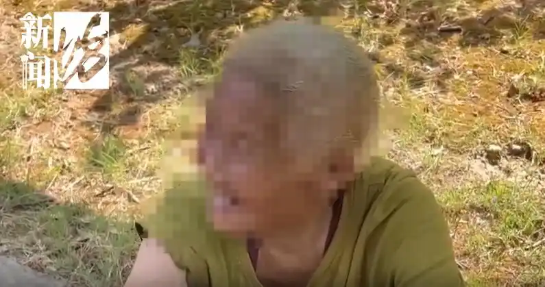 小区捡垃圾老人_房门被巨量垃圾堵住 社区：老人捡的_居民捡垃圾放屋里谁来管