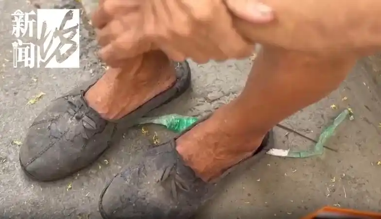 小区捡垃圾老人_房门被巨量垃圾堵住 社区：老人捡的_居民捡垃圾放屋里谁来管