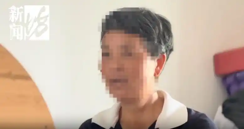 居民捡垃圾放屋里谁来管_小区捡垃圾老人_房门被巨量垃圾堵住 社区：老人捡的