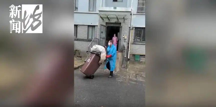 小区捡垃圾老人_居民捡垃圾放屋里谁来管_房门被巨量垃圾堵住 社区：老人捡的