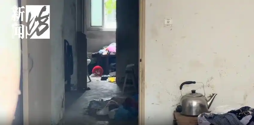 小区捡垃圾老人_居民捡垃圾放屋里谁来管_房门被巨量垃圾堵住 社区：老人捡的