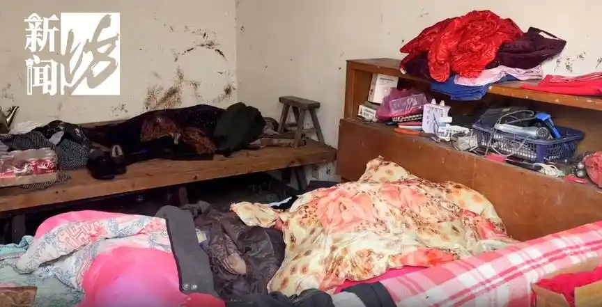 房门被巨量垃圾堵住 社区：老人捡的_居民捡垃圾放屋里谁来管_小区捡垃圾老人