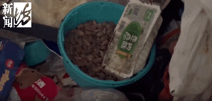 小区捡垃圾老人_居民捡垃圾放屋里谁来管_房门被巨量垃圾堵住 社区：老人捡的