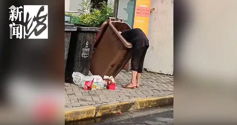 居民捡垃圾放屋里谁来管_小区捡垃圾老人_房门被巨量垃圾堵住 社区：老人捡的