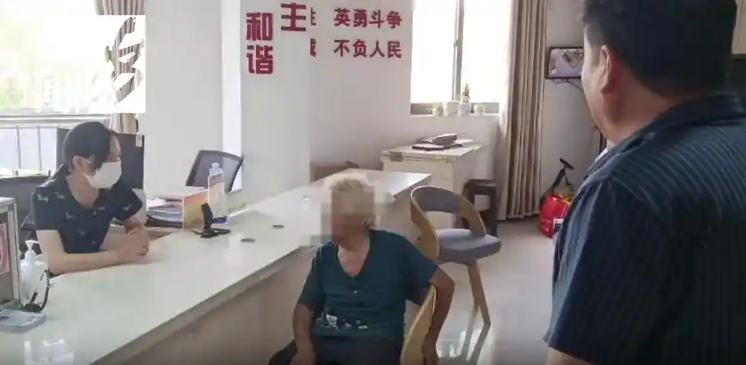 房门被巨量垃圾堵住 社区：老人捡的_居民捡垃圾放屋里谁来管_小区捡垃圾老人