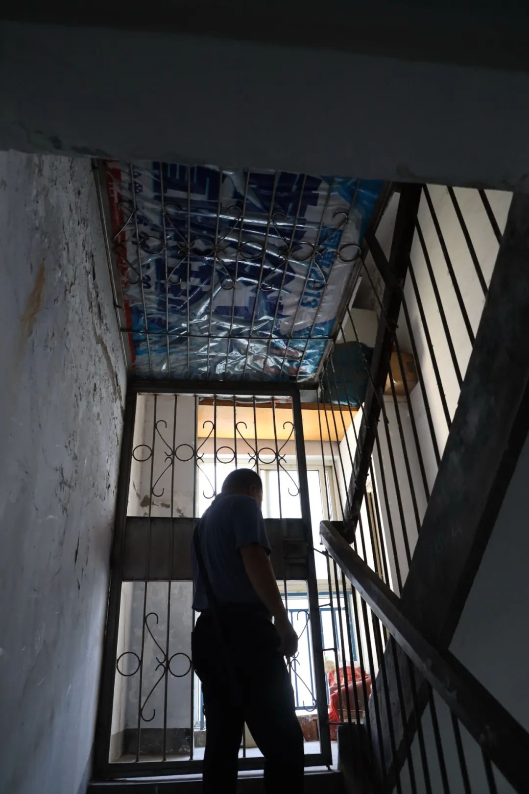 住户半夜砌墙把楼道大堂圈进自己家_入户大堂楼上的房子好吗_半夜住户大堂圈楼道进砌墙好吗