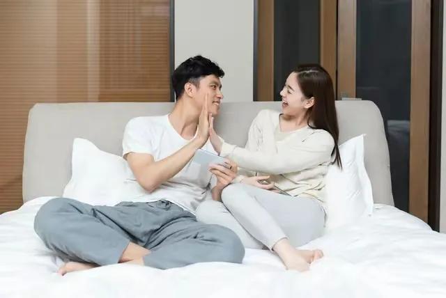 拒绝已婚初恋接吻拥抱_男人如何亲吻让女人更爱_中年夫妻亲吻