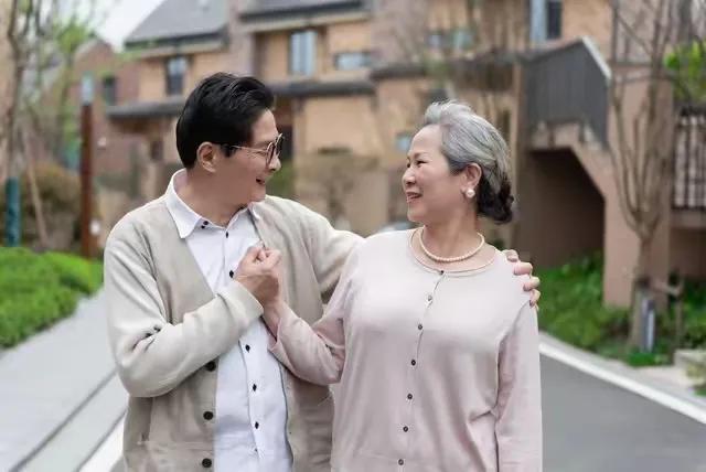 中年夫妻亲吻_男人如何亲吻让女人更爱_拒绝已婚初恋接吻拥抱